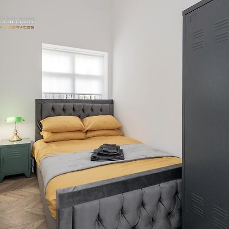 Entire 2 Bed Flat Plaistow,Canning Town Prime Location In Лондон Екстериор снимка