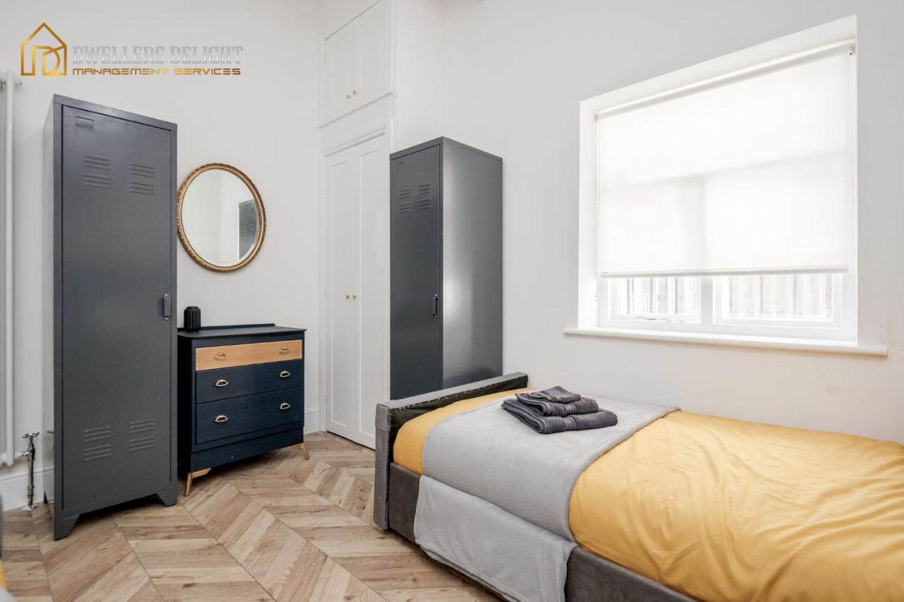 Entire 2 Bed Flat Plaistow,Canning Town Prime Location In Лондон Екстериор снимка