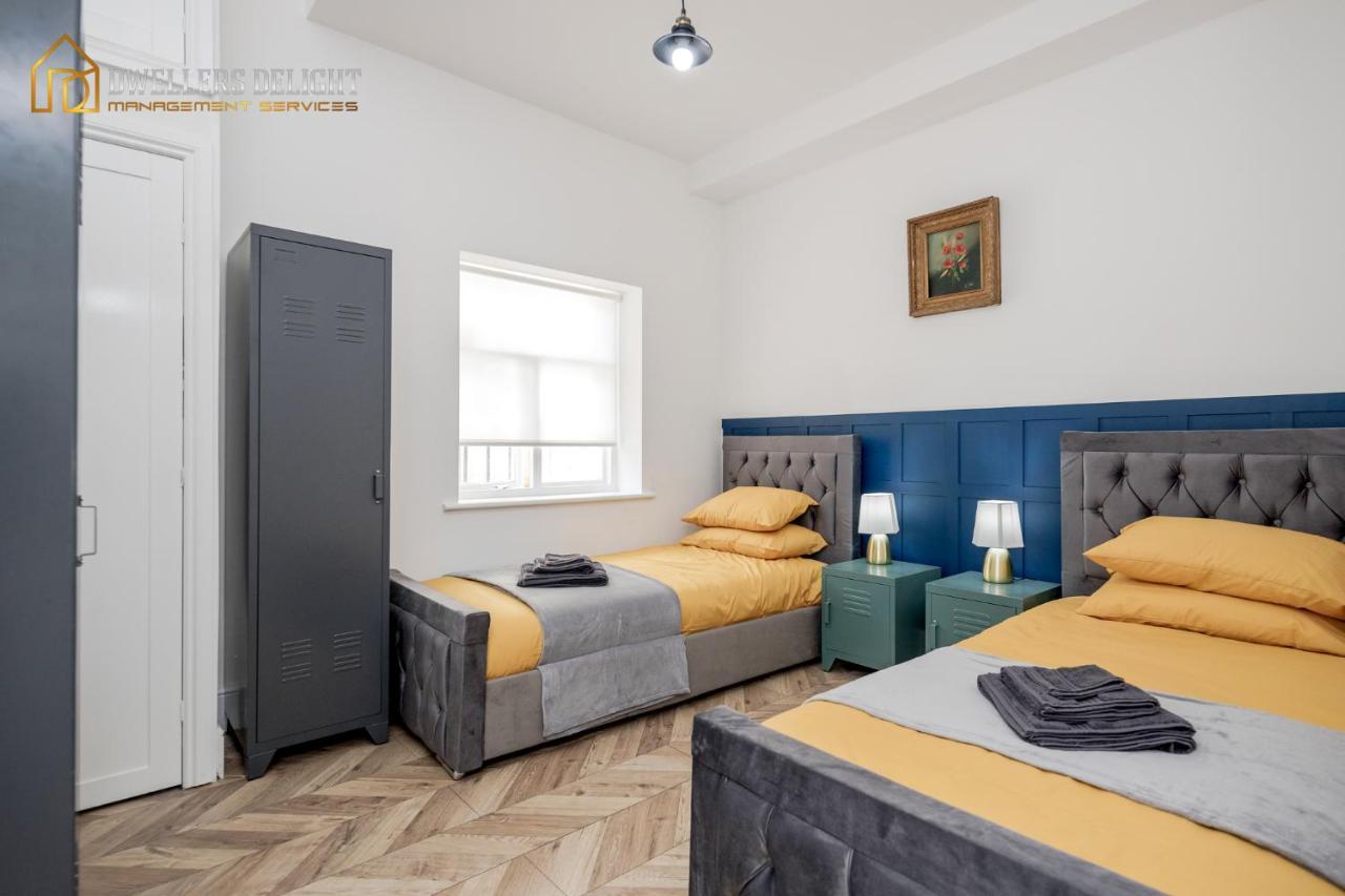 Entire 2 Bed Flat Plaistow,Canning Town Prime Location In Лондон Екстериор снимка