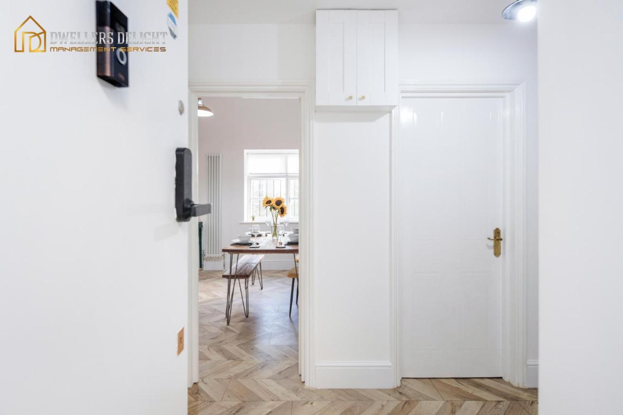 Entire 2 Bed Flat Plaistow,Canning Town Prime Location In Лондон Екстериор снимка
