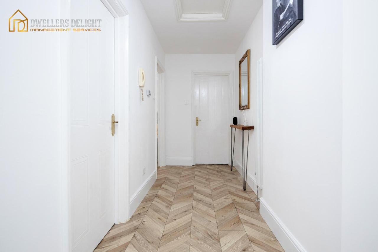 Entire 2 Bed Flat Plaistow,Canning Town Prime Location In Лондон Екстериор снимка