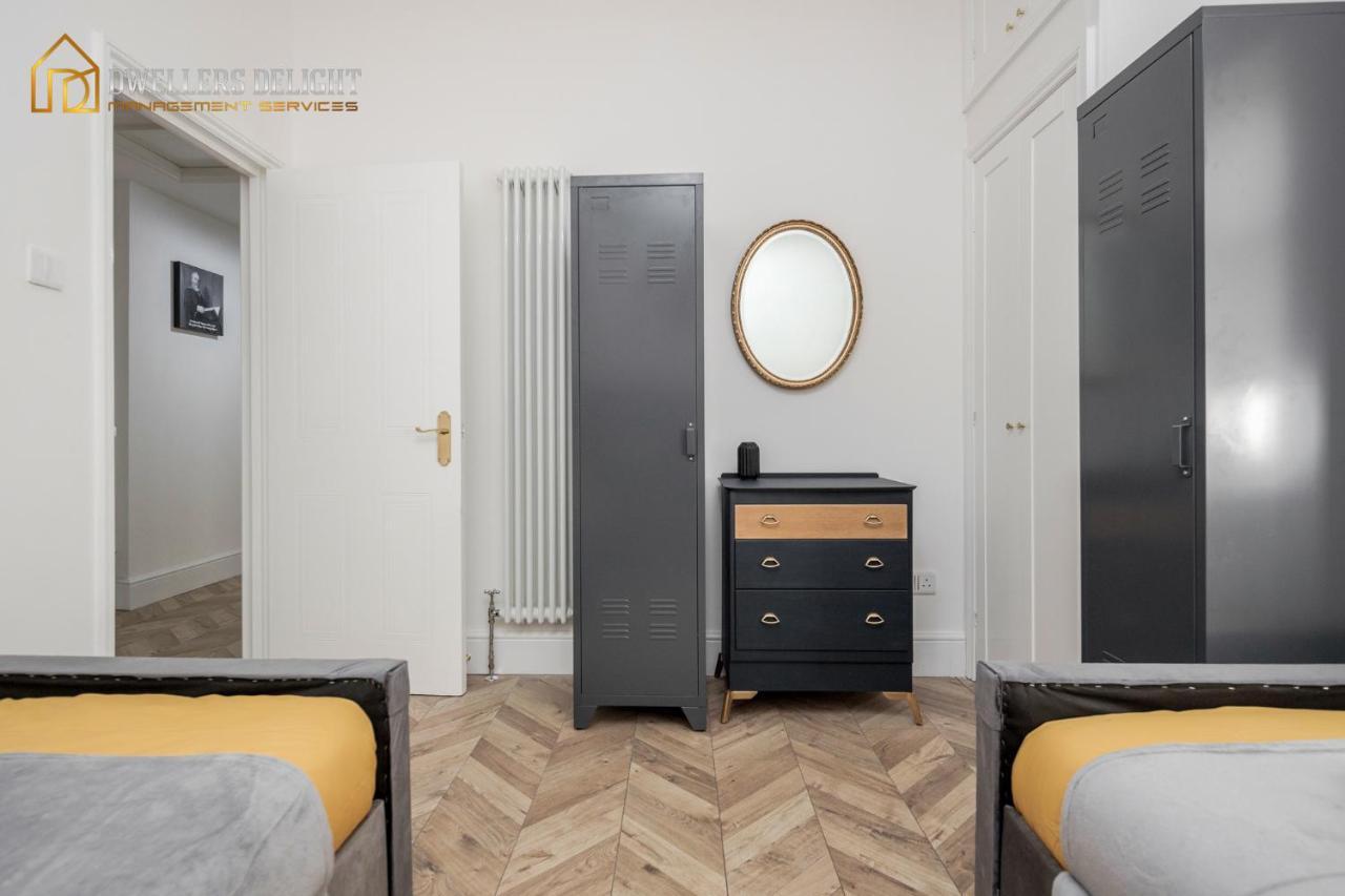 Entire 2 Bed Flat Plaistow,Canning Town Prime Location In Лондон Екстериор снимка