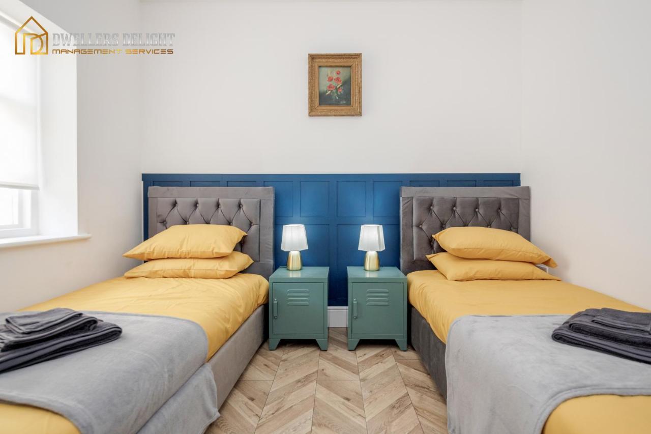 Entire 2 Bed Flat Plaistow,Canning Town Prime Location In Лондон Екстериор снимка